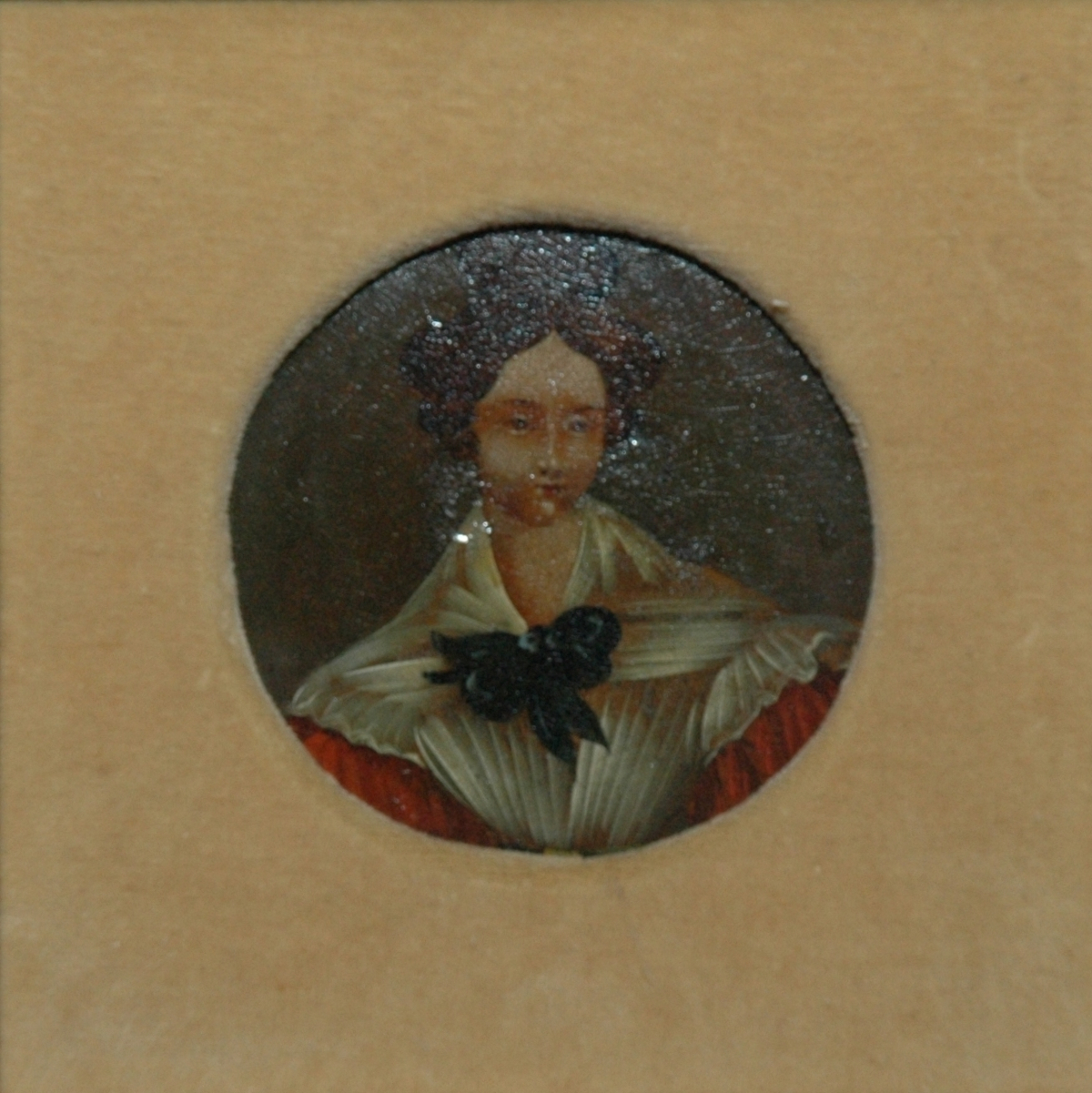 Frau in Weiß-Rot