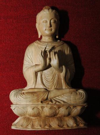 Buddha auf doppeltem Lotosthron