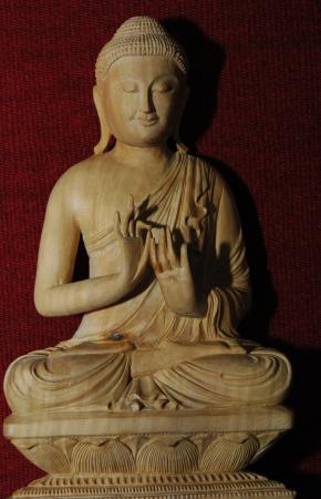 Buddha auf vierstufigem Lotosthron