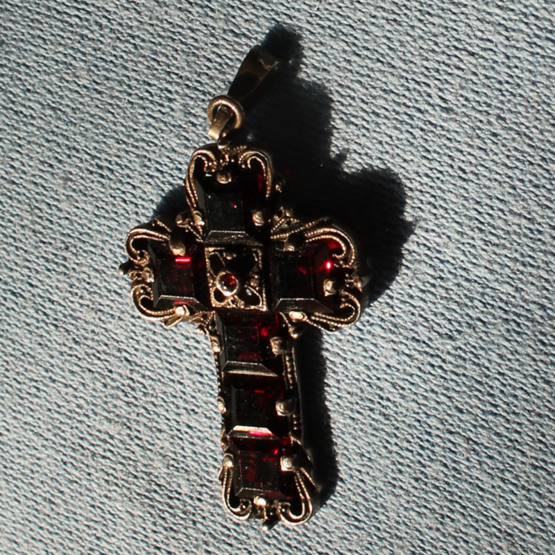 Kreuz mit Steinen 02