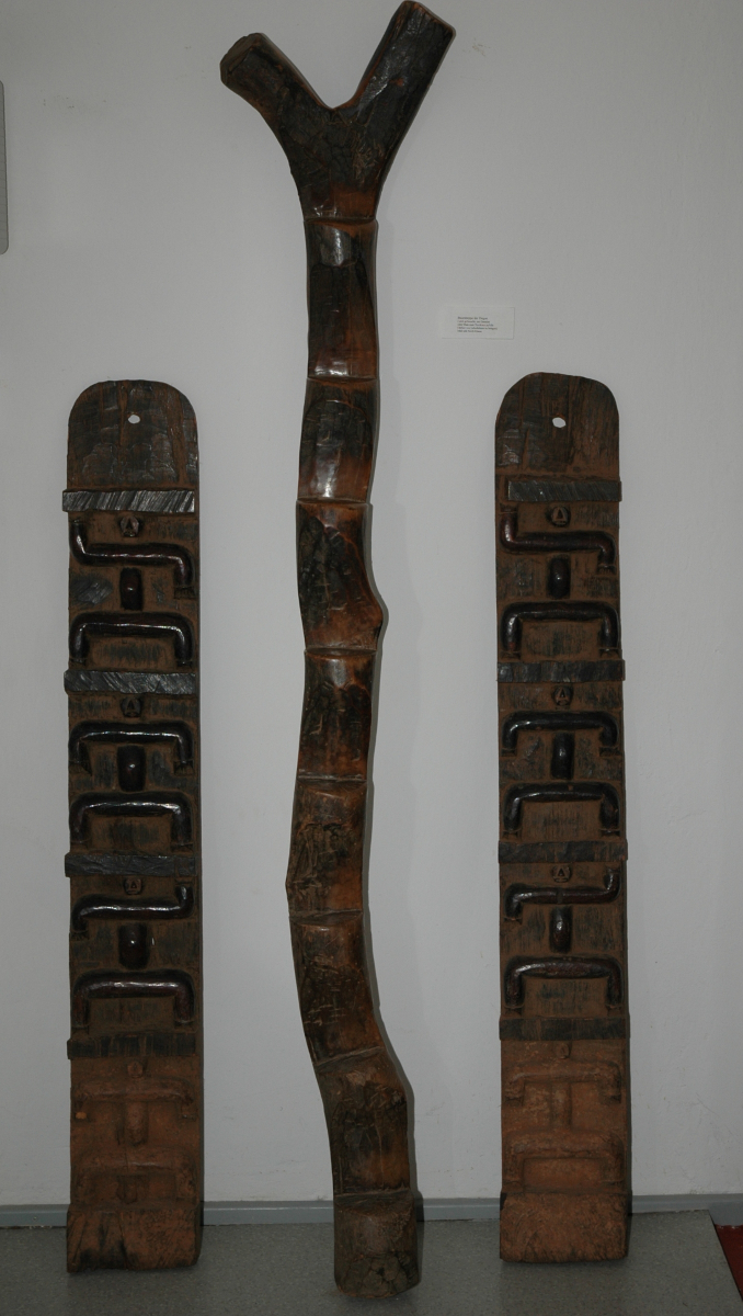 Afrikanische Leiter und Tuerpfosten